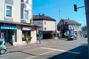 Foto: Bushaltestelle aus Richtung Wuppertal (gegenüber: Podologische Praxis / rechts zwischen den Gebäuden: Einfahrt zum Parkplatz)