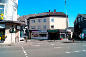 Foto: Fußgängerampel Hastener Straße (gegenüber: Podologische Praxis / rechts zwischen den Gebäuden: Einfahrt zum Parkplatz)